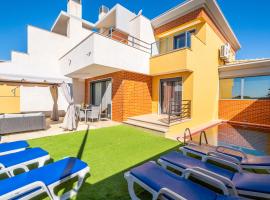 Cozy villa with pool and Barbecue，位于阿尔布费拉的度假屋
