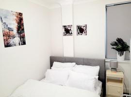 2 BEDROOM APT WITH 2 COMFORTABLE KING SIZE BEDs, FREE PRIVATE PARKING, EASY ACCESS TO LONDON，位于West Byfleet的住宿加早餐旅馆