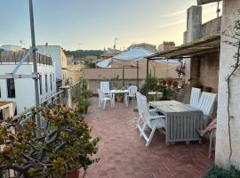 NOTARIA-Apartamento y Estudio en casco antiguo, al lado de playa, Rambla y Monasterio, con acceso a terraza ajardinada，位于桑特费柳德吉克索尔斯的公寓