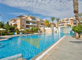 Casa Del Sol Townhouse in Iris Village Paphos，位于帕福斯的酒店