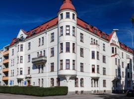 Lägenhet i sekelskifteshus centrala Kalmar，位于卡尔马的低价酒店