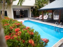 Tropical Villa Rainville，位于帕拉马里博的酒店