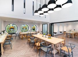 Blu Monkey Hub and Hotel Krabi Town，位于甲米镇的酒店