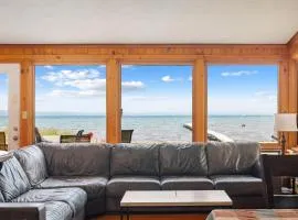 Million Dollar Views 5BDR Beachfront in East Bay ➠ 2175