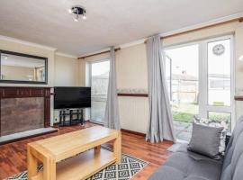 Cosy 3 BDR Home With Wifi, Parking + Garden，位于提伯利的度假屋