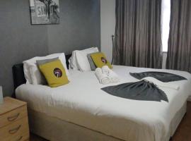 Seven Suites - Beautiful 2-Bed Apartment with Parking in Watford Central，位于沃特福德的酒店