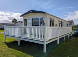 Beautiful Pet Friendly Southerness Caravan With Sea View & Decking Area，位于Mainsriddle的度假屋