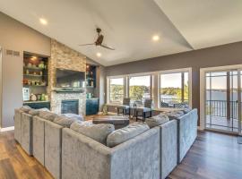 Spacious Lake of the Ozarks Escape with Deck and Views，位于Linn Creek的酒店