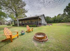 Cozy Checotah Retreat with Deck Near Eufaula Lake，位于舍科塔的酒店