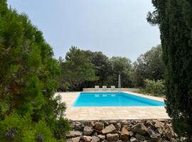 Luxurious family house with pool in Ardèche.，位于莱旺的酒店