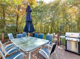 Pocono Pines Gem with Fire Pit and On-Site Creek!，位于Pocono Pines的酒店