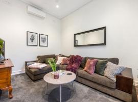 Walk to the MCG - Renovated House with back yard，位于墨尔本的酒店