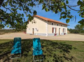 Maison au calme avec grand jardin et tout confort en Charente Limousine - FR-1-653-133，位于Oradour-Fanais的酒店