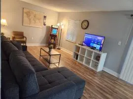 Beautiful 2-Bedroom Condo Near Universal and other Orlando Attractions, King Bed & Wi-Fi