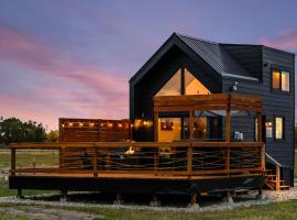 Modern Tiny Cabin, with Hot tub in Choteau MT，位于Choteau的酒店
