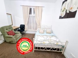 Spacious Flat Near Rochdale Centre Self Check-in Free Parking & Fast Wi-Fi，位于罗奇代尔的酒店