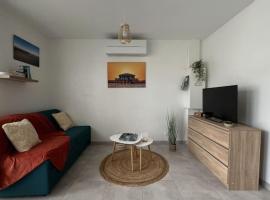 Studio tout confort + terrasse，位于居让梅斯特拉的公寓