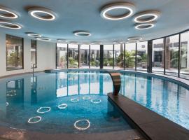 Luxury garden apartment 2BR in the best development of Cap d'Antibes-Juan les Pins，位于昂蒂布的酒店