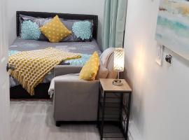 Eleg Stu Apt with Lux amnts steps frm Nautical Mile，位于弗里波特的酒店