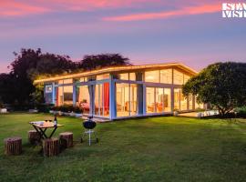 StayVista at Idyllic Farmhouse - A Glasshouse with Outdoor Pool，位于古尔冈的酒店