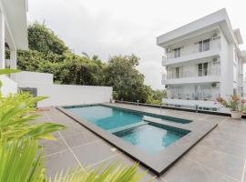 Lavish Apartments with Swimming Pool near Candolim Beach，位于莫尔穆冈的酒店