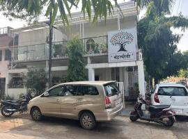 2BHK Chandra Jyoti Villa NIT Garden Nagpur，位于那格浦尔的带停车场的酒店