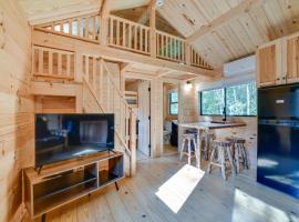 Catskills Tiny Home Cabin Surrounded by Nature!，位于Franklin的酒店