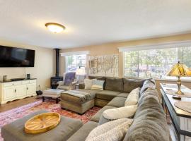 Hot Tub and Fire Pit Serene Clifton Retreat!，位于Clifton的酒店