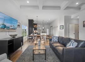 Modern & upscale home near Derby，位于杰斐逊维尔的酒店