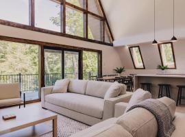 Emberwood Lodge - Luxury Cabin, Kid Friendly，位于卡茨基尔的酒店