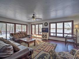 Danbury Cabin with Wraparound Porch on Lang Lake!，位于Danbury的家庭/亲子酒店