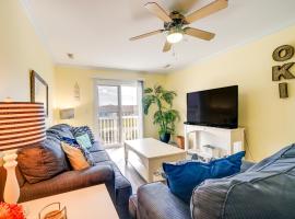 Oak Island Vacation Rental about 1 Block to Beach!，位于橡树岛的酒店