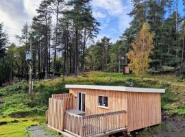 Kaoglen Lodge - Fawn Pod - Hot Tub - Dogs - Pitlochry - Luxury，位于布莱尔高里的酒店