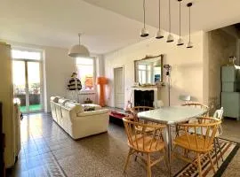 Stylish interior design apartment in the historic centre a few minutes' walk from the central station, with terrace and two bathrooms