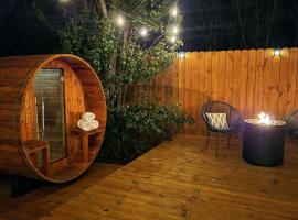 5th St Getaway w Sauna Hot tub Firepit & Game Room，位于韦科的酒店