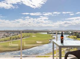 Spa Apartment - Beautiful Views Of Golf Course!，位于Pelican Waters的酒店