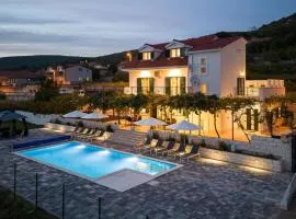 Awesome Home In Dicmo Prisoje