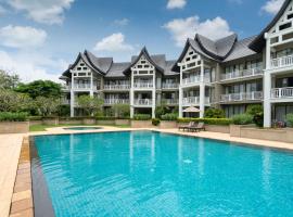 Spacious 2BR Apartment Allamanda II in Laguna, 10 min from BangTao Beach，位于邦涛海滩的高尔夫酒店