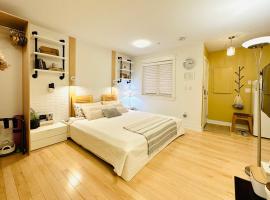 Private Guest Suite in Little Italy - King Bed - Free Parking - Central Location，位于温哥华的民宿