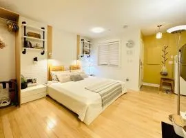 Private Guest Suite in Little Italy - King Bed - Free Parking - Central Location
