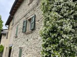 Alloggio con camino nel borgo del castello