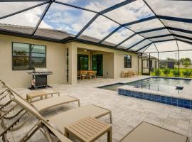 Fort Myers Oasis with Private Pool and Hot Tub!，位于迈尔斯堡的酒店