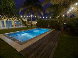 Sompteuse villa avec piscine à 5 min de la plage，位于黑角的海滩短租房