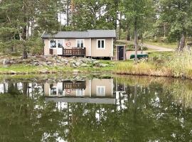 Renovated and nice cottage located on a small seaside plot outside Oskarshamn，位于奥斯卡港的酒店