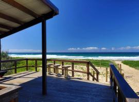 Oceanus Luxe Beachfront Bokarina，位于卡瓦纳华特斯的带按摩浴缸的酒店