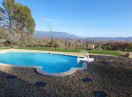 Jolie maison avec vue imprenable, piscine, jeu de boules, calme au cœur du Luberon，位于Les Cordiers的酒店