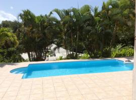 Villa de 3 chambres avec piscine interieure jardin clos et wifi a Petit Bourg，位于珀蒂堡的酒店