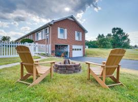 The MD and PA Line Retreat Scenic Country Getaway!，位于Emmitsburg的酒店