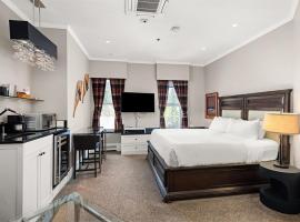 Independence Square 302, Top Floor Stylish Hotel Room with Wet Bar, A/C, in Downtown Aspen，位于阿斯潘的酒店
