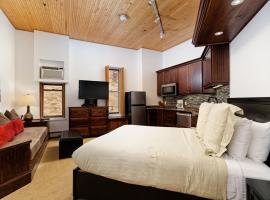 Independence Square 210, Beautiful Studio with Kitchenette, Great Location in Downtown Aspen，位于阿斯潘的酒店